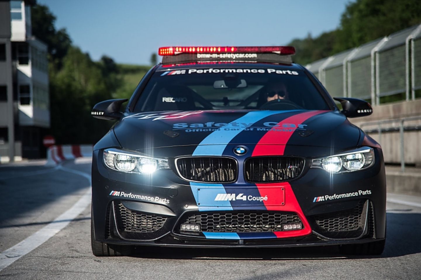 BMW M4 mit Wassereinspritzung - LED-Orgie vorn