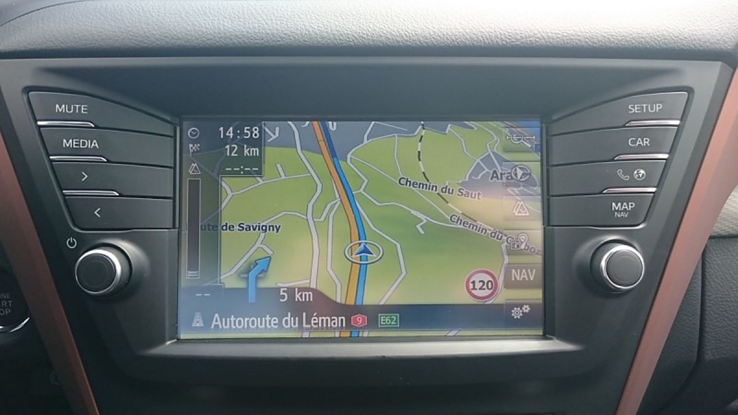 Der acht Zoll große Touchscreen-Bildschirm des neuen Toyota Avensis.