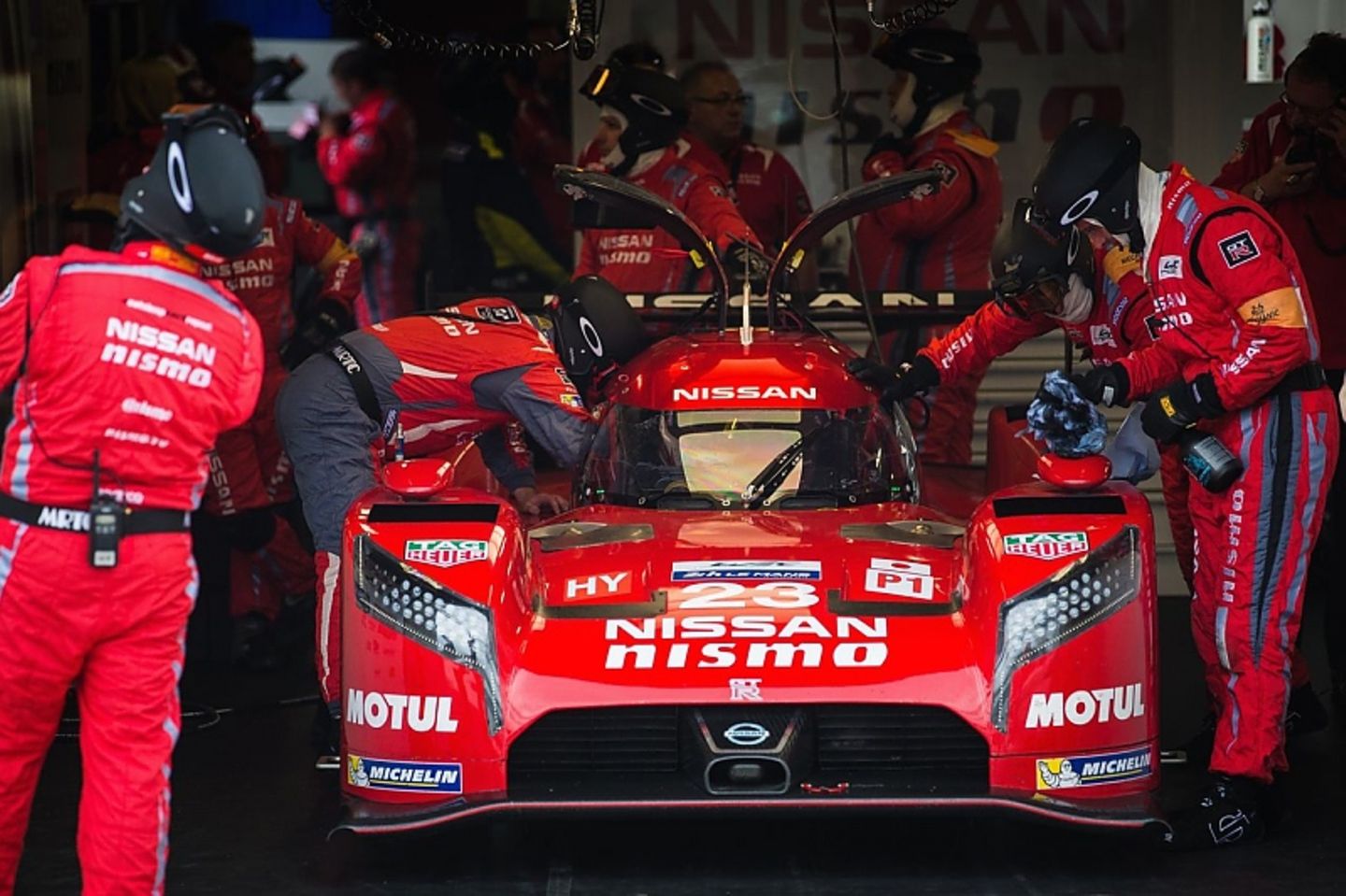Die Mechaniker arbeiten am Nissan GT-R LM Nismo