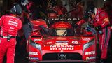 Die Mechaniker arbeiten am Nissan GT-R LM Nismo