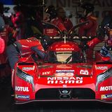 Die Mechaniker arbeiten am Nissan GT-R LM Nismo