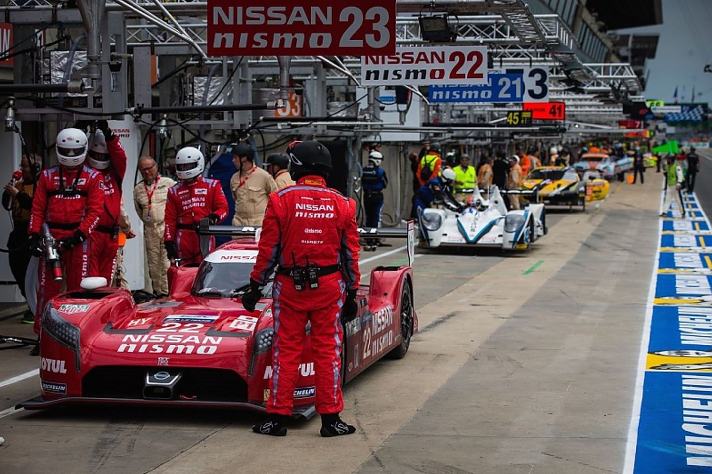 Ein Nissan-Bpxenstopp bei den 24 Stunden von Le Mans 2015