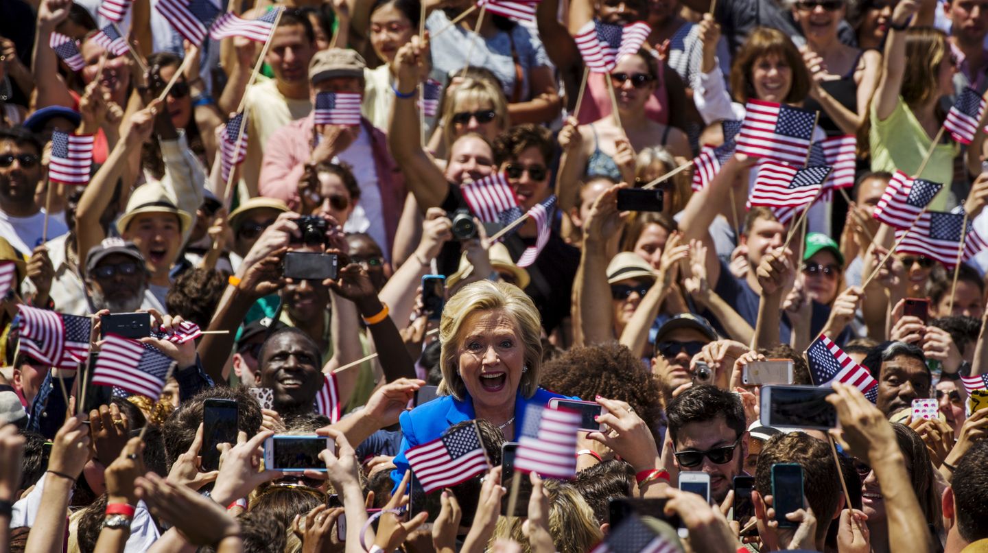 Hillary Clinton inmitten ihrer Anhänger während des Wahlkampfauftakts auf Roosevelt Island