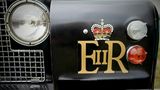 Dunsfold Collection: Das Wappen der Queen ziert den Parade-Landy