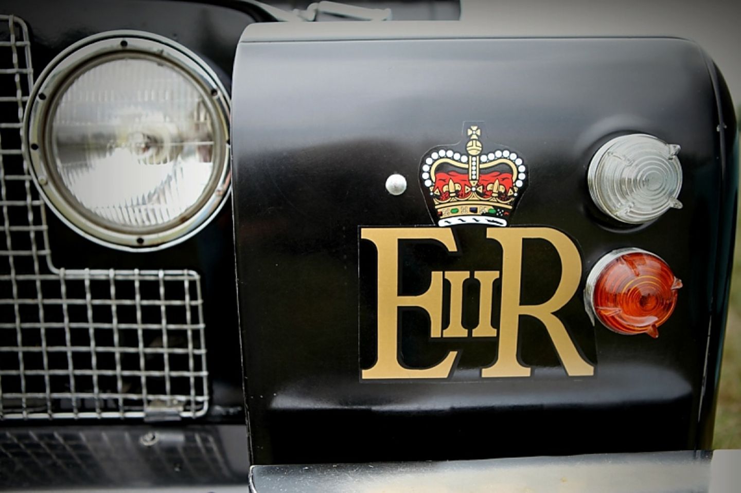 Dunsfold Collection: Das Wappen der Queen ziert den Parade-Landy