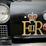 Dunsfold Collection: Das Wappen der Queen ziert den Parade-Landy