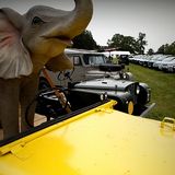 Dunsfold Collection: Zirkus-Landy mit (Plastik-)Elefant