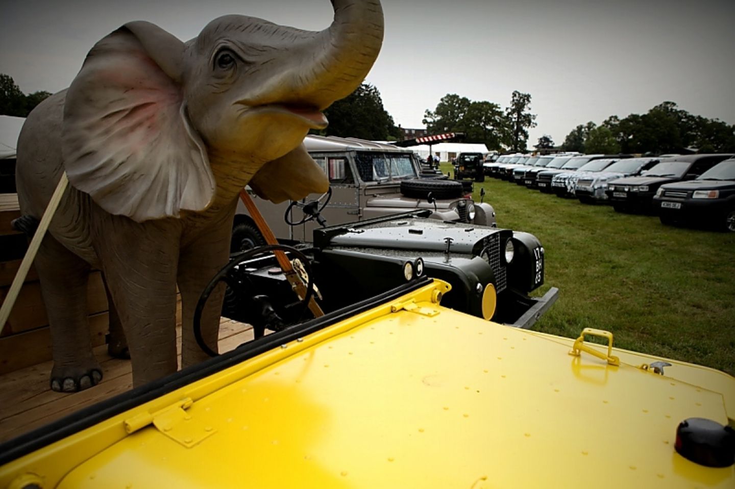 Dunsfold Collection: Zirkus-Landy mit (Plastik-)Elefant