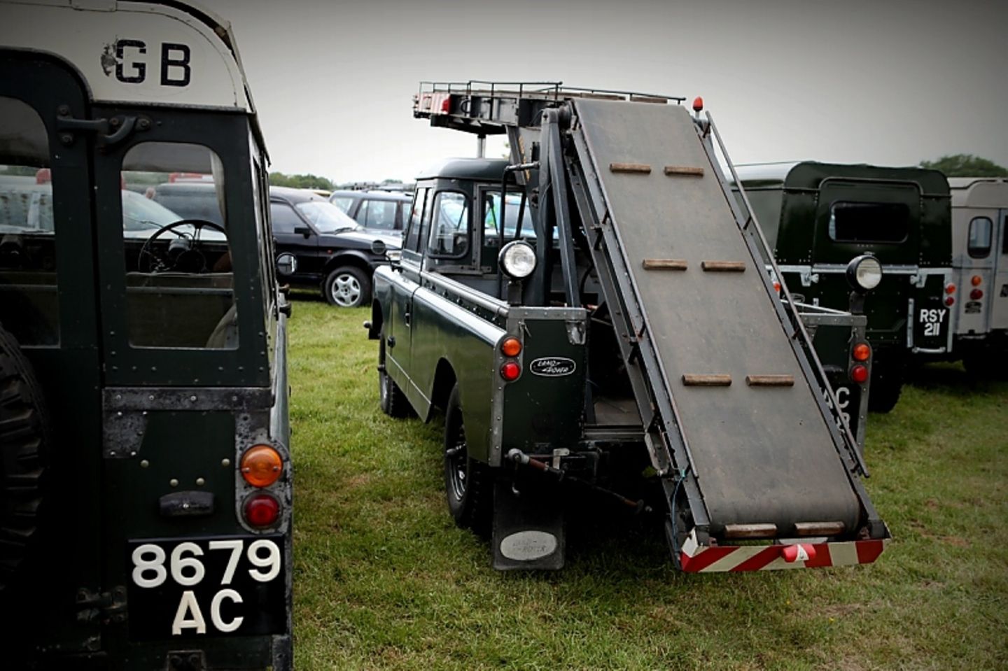Dunsfold Collection: Land Rover mit Förderband