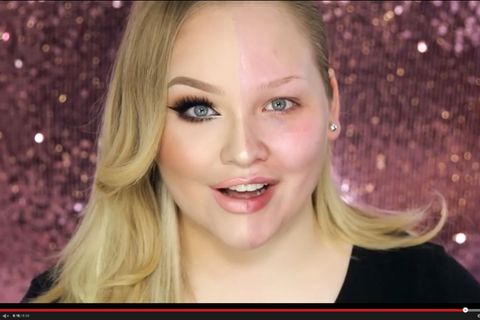 Szene aus dem Video: "Power of Make-up": Bloggerin Nikkie mit einer geschminkten Gesichtshälfte und einer ungeschminkten