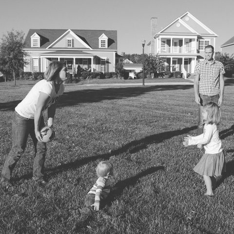 Tina Busch mit ihrer Familie beim Ballspielen
