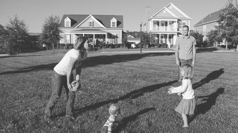 Tina Busch mit ihrer Familie beim Ballspielen