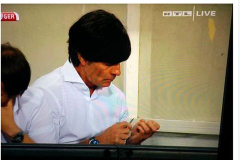 Joachim Löw feilt während der EM-Quali Nägel