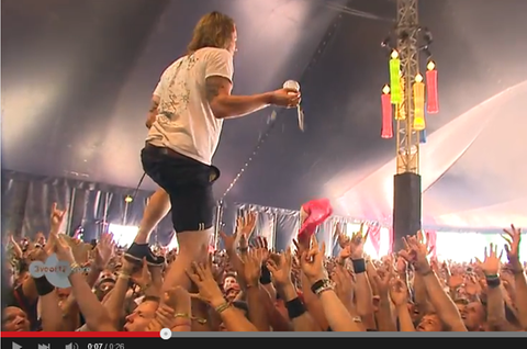 Mit dieser Reaktion hätte keiner gerechnet: Als bei einem Konzert der Band John Coffey jemand ein Bier auf Sänger David Achter de Molen wirft, fängt dieser den Becher mit einer Hand.