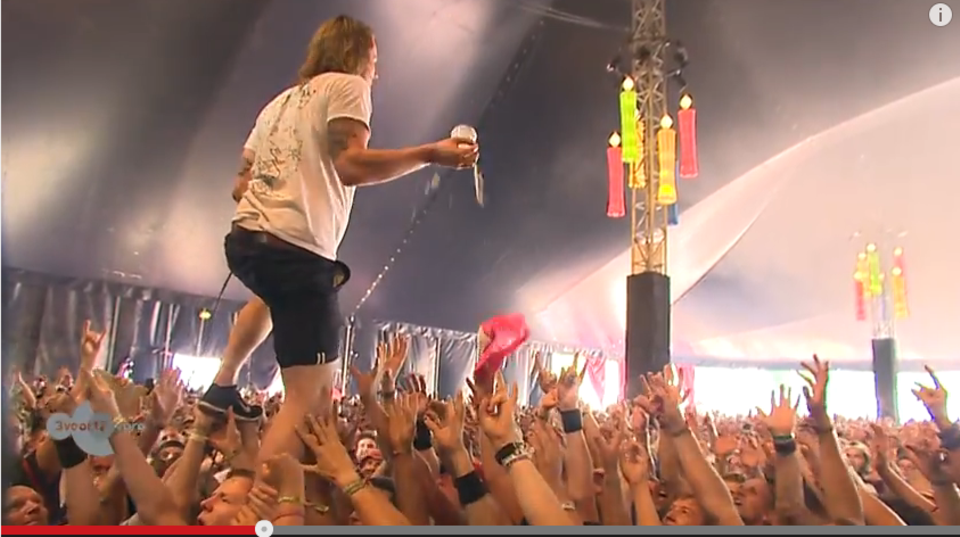 Achter de Molens Gespür für Bier: Mit dieser Reaktion hätte keiner gerechnet: Als bei einem Konzert der Band John Coffey jemand ein Bier auf Sänger David Achter de Molen wirft, fängt dieser den Becher mit einer Hand. Mit dieser Reaktion hätte keiner gerechnet: Als bei einem Konzert der Band John Coffey jemand ein Bier auf Sänger David Achter de Molen wirft, fängt dieser den Becher mit einer Hand.