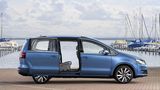Der VW Sharan hat zwei Schiebetüren.
