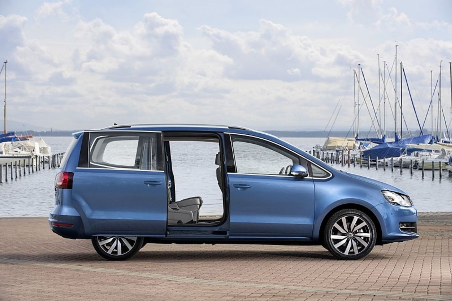 Der VW Sharan hat zwei Schiebetüren.