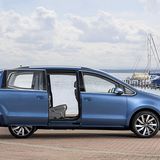 Der VW Sharan hat zwei Schiebetüren.