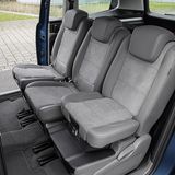 Zwei Kindersitze sind in der zweiten Reihe integriert.