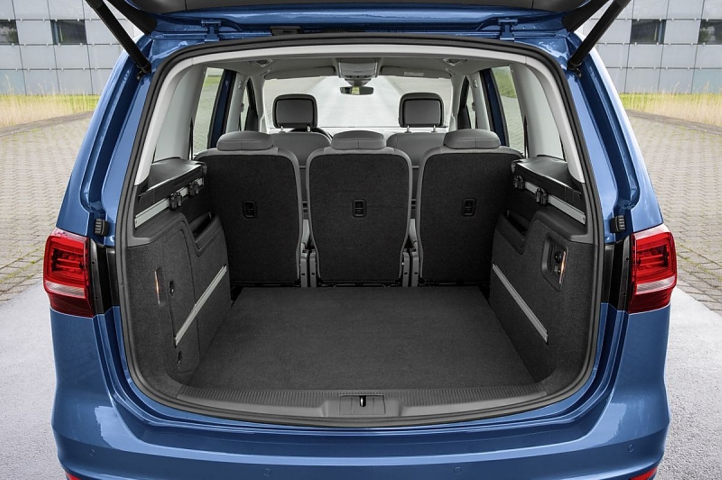 Der VW Sharan bietet als Siebensitzer zwischen 300...