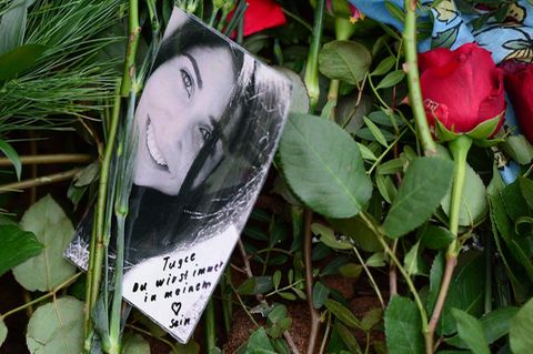 Rose und Foto zum Gedenken an Tugce Albayrak