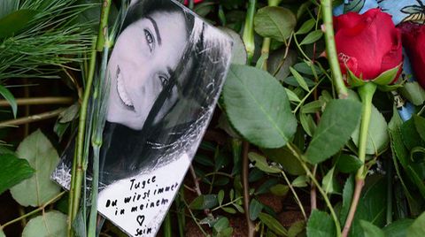 Rose und Foto zum Gedenken an Tugce Albayrak