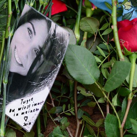 Rose und Foto zum Gedenken an Tugce Albayrak