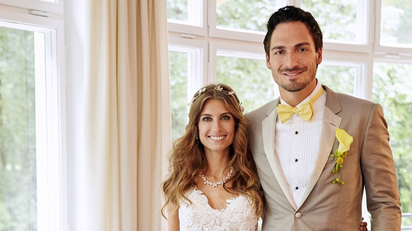Cathy Fischer und Fußballspieler Mats Hummels posieren für ihr offizielles Hochzeitsfoto