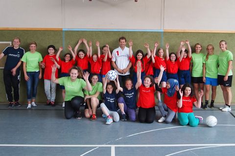 Jens Lehmann und die Fußballerinnen der der Osnabrücker Rosenplatzschule