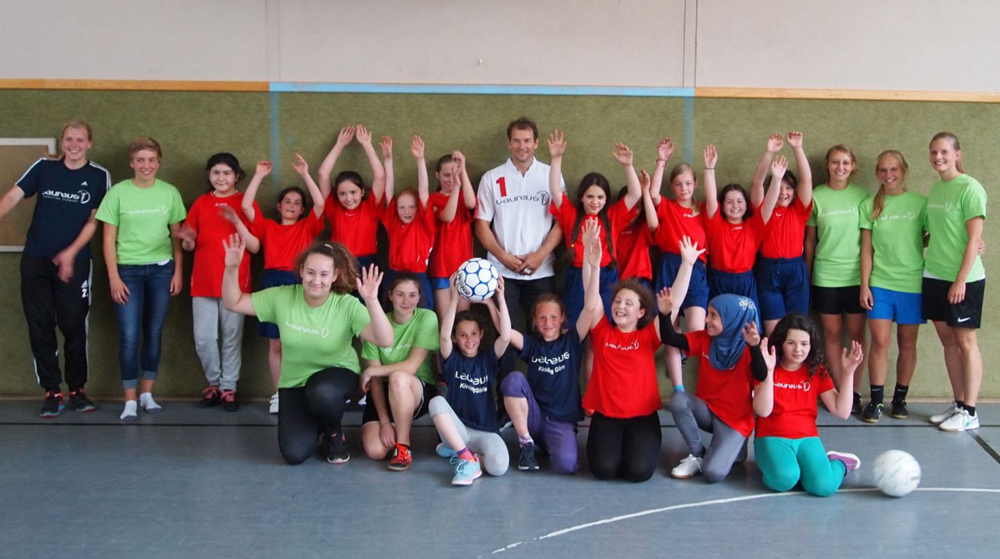 Jens Lehmann und die Fußballerinnen der der Osnabrücker Rosenplatzschule
