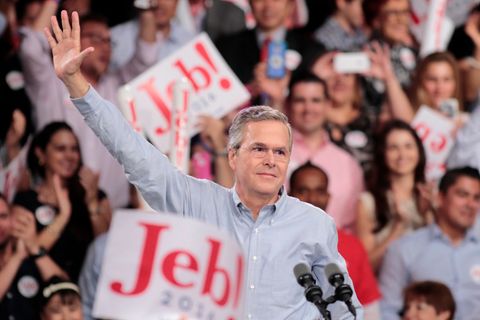 Jeb Bush winkt bei der Verkündung seiner Kandidatur in Miami seinen Anhängern zu
