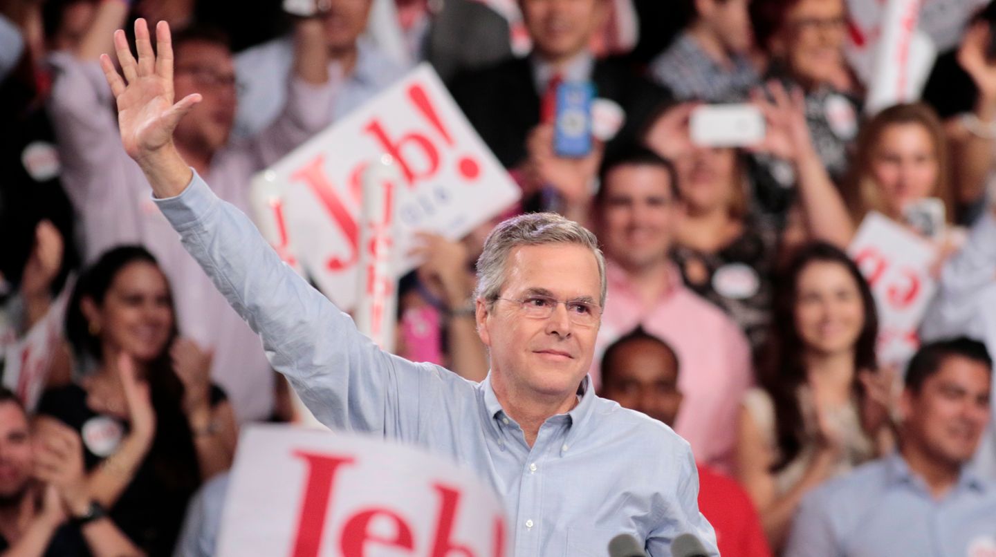 Jeb Bush winkt bei der Verkündung seiner Kandidatur in Miami seinen Anhängern zu