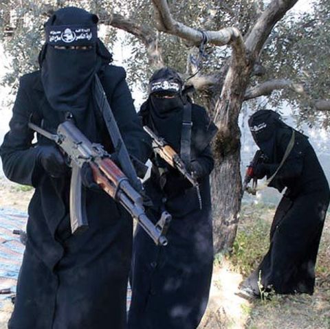 Ein Propagandavideo der IS-Miliz zeigt voll verschleierte Frauen mit Gewehren, die angeblich in der syrischen Stadt Al-Rakka operieren. Die Frauen sollen der Al-Chansaa-Brigarde angehören, die nur aus Dschihadistinnen besteht. (Archivbild)