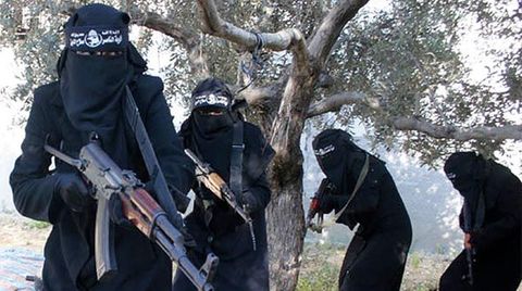 Ein Propagandavideo der IS-Miliz zeigt voll verschleierte Frauen mit Gewehren, die angeblich in der syrischen Stadt Al-Rakka operieren. Die Frauen sollen der Al-Chansaa-Brigarde angehören, die nur aus Dschihadistinnen besteht. (Archivbild)