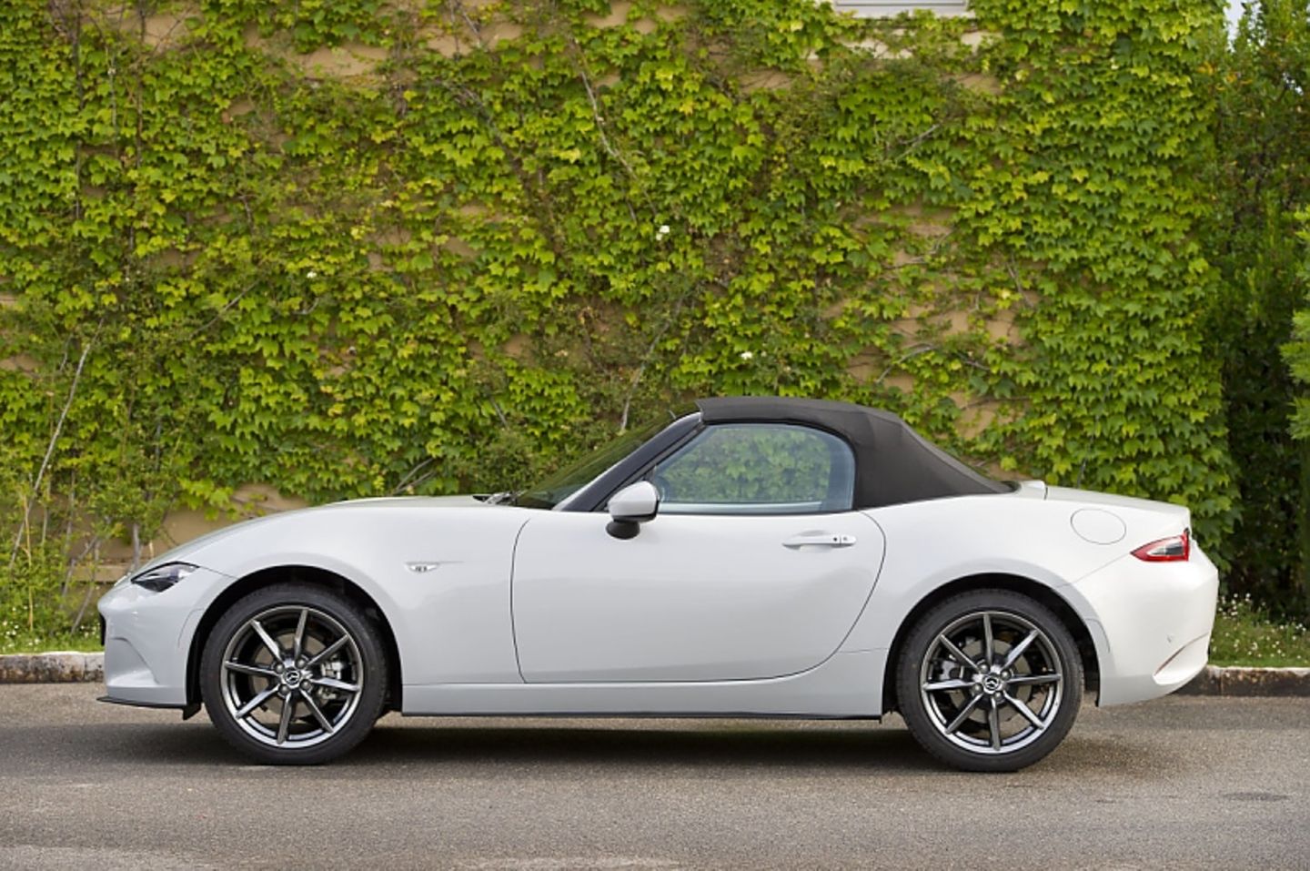 Mazda MX 5 2.0 i-Eloop - hier mit geschlossenem Dach