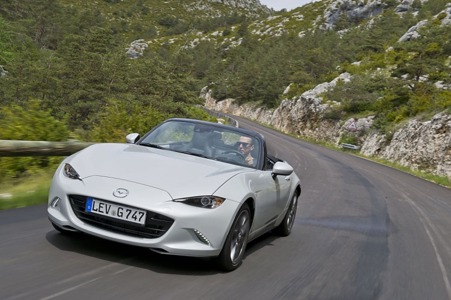 Mazda MX 5 2.0 i-Eloop - das Dach lässt sich nur manuell öffnen und schließen