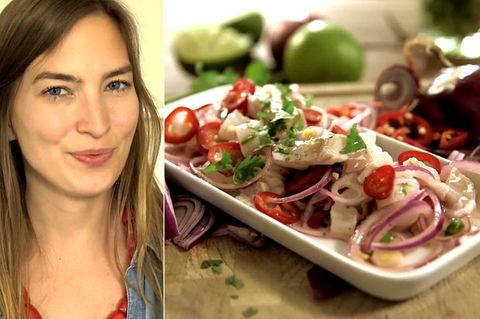 Collage aus einer jungen Frau und einer Ceviche mit Tomate, Zwiebeln, Mozzarella, usw.