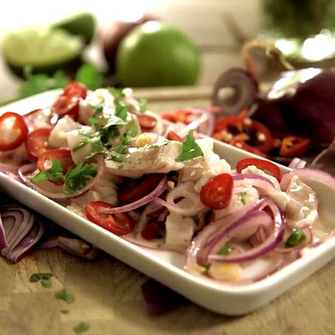 Collage aus einer jungen Frau und einer Ceviche mit Tomate, Zwiebeln, Mozzarella, usw.