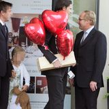 Fußballer-Hochzeiten: Die Kicker-Kollegen Bernd Schneider und Thomas Brdaric haben extra dicke Backen gemacht und Luftballons aufgepustet.