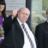 Fußballer-Hochzeiten: Und auch Calli ist rund und glücklich - Daumen hoch von Herrn Calmund.