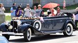 Fußballer-Hochzeiten: Märchenhafte Hochzeit auch im Hause Lahm. Im Oldtimer kutschieren Philipp Lahm und Gattin Claudia über den Boulevard von Aying.