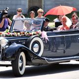 Fußballer-Hochzeiten: Märchenhafte Hochzeit auch im Hause Lahm. Im Oldtimer kutschieren Philipp Lahm und Gattin Claudia über den Boulevard von Aying.