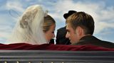Fußballer-Hochzeiten: Sissi? Ja, Franz? Happy End im Oldtimer Maybach.