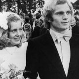 Fußballer-Hochzeiten: Ob die Susi da schon geahnt hat, was der Pfarrer mit den sagenumwobenen "schlechten Zeiten" gemeint hat. Im November 1973 heiraten Uli Hoeneß bayerisch-bodenständig in der Egerer Kirche zu Rottach-Egern