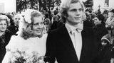Fußballer-Hochzeiten: Ob die Susi da schon geahnt hat, was der Pfarrer mit den sagenumwobenen "schlechten Zeiten" gemeint hat. Im November 1973 heiraten Uli Hoeneß bayerisch-bodenständig in der Egerer Kirche zu Rottach-Egern