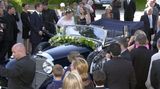 Fußballer-Hochzeiten: ... ging es bei Olli Bierhoff und Ehefrau Klara Szalantzy anno 2001 im Oldtimer etwas eleganter zu.