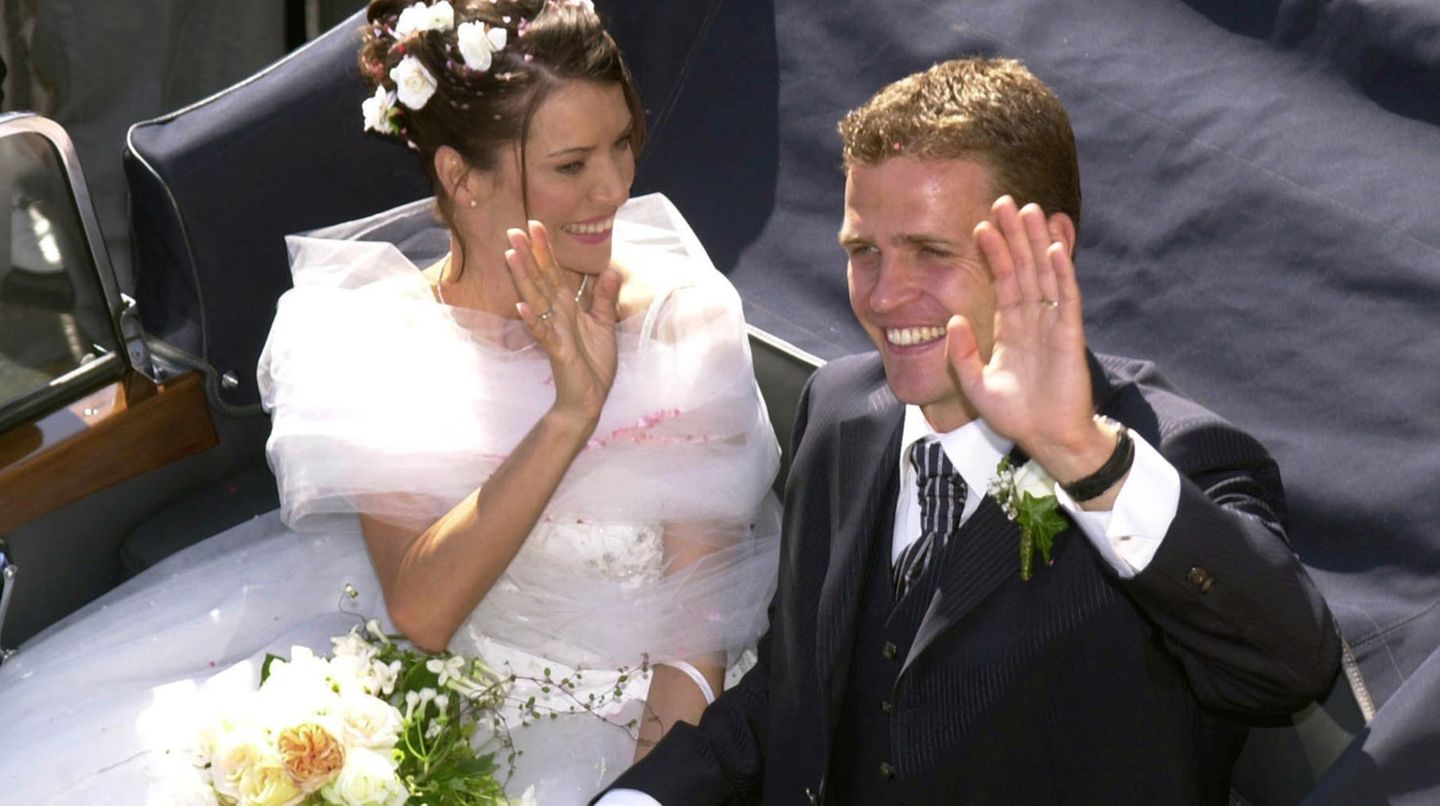 Fußballer-Hochzeiten: Auch das klassische Winke-winke atmete fast ein wenig royale Grandezza.