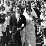 Fußballer-Hochzeiten: Auch Mannschaftskollege Gerd Müller ließ sich im Jahr darauf nicht lumpen und heiratete seine Uschi. Eine Schülermannschaft stand Spalier, unter den ersten Gratulanten Bayern- Trainer Zlatko "Tschik" Cajkovski.