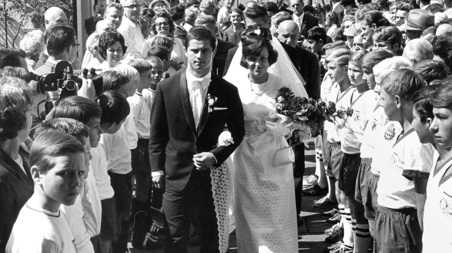 Fußballer-Hochzeiten: Auch Mannschaftskollege Gerd Müller ließ sich im Jahr darauf nicht lumpen und heiratete seine Uschi. Eine Schülermannschaft stand Spalier, unter den ersten Gratulanten Bayern- Trainer Zlatko "Tschik" Cajkovski.