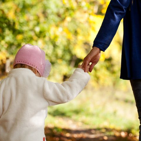 Eine Mutter geht mit ihrem Kind spazieren